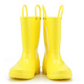 Kinder Neue Mode gelbe Farbe wasserdichte Naturmaterial Regenstiefel Easy-on-Griffe Schuhe